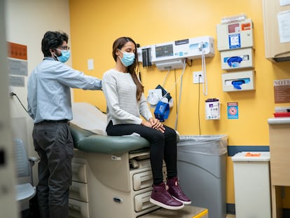 Un doctor revisa a su paciente en el Plaza del Sol Family Health Center de Queens (Nueva York), en enero de 2024.