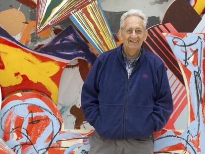 El artista estadounidense Frank Stella posando junto a una de sus obras en el Museo de Artes en Wolfsburgo (Alemania), el 6 de septiembre de 2012.