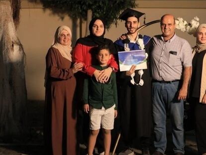 La familia de Ahmad en la graduación de su primo (en el centro) este verano en Gaza, De izquierda a derecha, su madre Reem, su hermana mayor Huda; su padre, Emad, su otra hermana Nur, Ahmed y delante, Ismail. / FOTO CEDIDA POR CHANGE.ORG