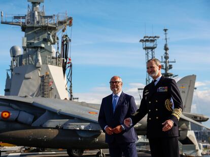 El rey Felipe VI junto al presidente de la República de Estonia, Alar Karis, visitan el portaviones Juan Carlos I, este domingo en Tallin (Estonia).