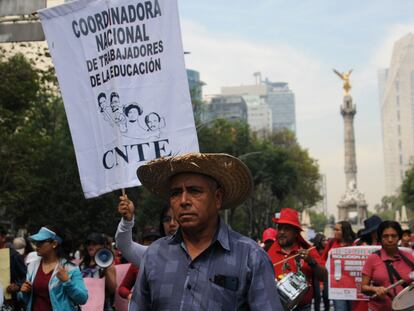 Un manifestante camina en una marcha convocada por trabajadores de la educación, en Ciudad de México, el pasado 15 de abril.