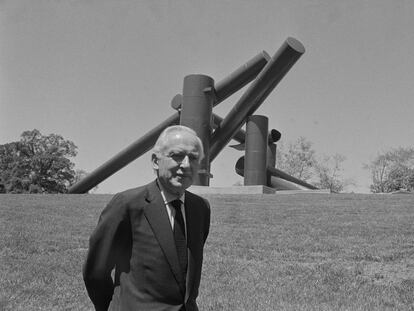 Alexander Liberman exhibió su escultura futurista de 55 toneladas titulada 'El Camino' en el Parque Internacional de Esculturas Laumeier en el condado de St. Louis, uno de los dos parques en Estados Unidos dedicados a la exposición al aire libre de escultura contemporánea.