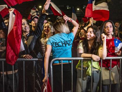 Chile celebra plebiscito nacional para una nueva Constitución mientras manifestantes protestan por el rechazo.