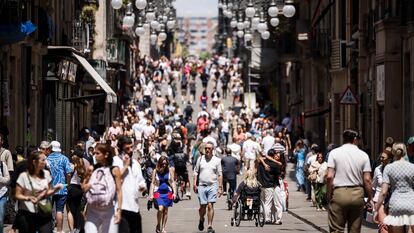 La calle de Ferran, en pleno centro de Barcelona, este viernes.