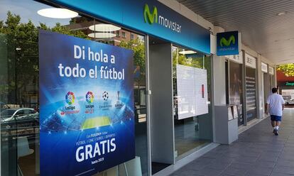 Oferta de promoción del fútbol de Movistar en una tienda en Madrid.