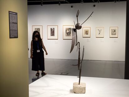 La escultura 'El ángel, el insecto, la bailarina' (1935), de Julio González, y algunos de sus dibujos preparatorios, este martes en el Centro Pompidou de Málaga.