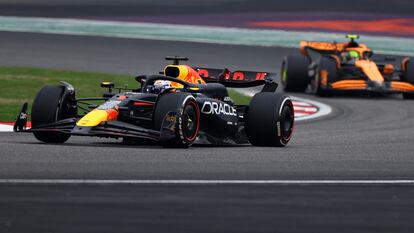 El Red Bull de Max Verstappen, seguido del McLaren de Lando Norris durante el GP de China.