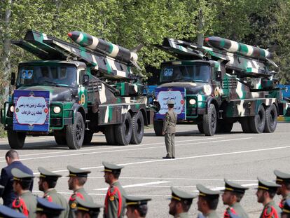 Exhibición de misiles de medio alcance durante el desfile por el Día de las Fuerzas Armadas, el pasado miércoles en Teherán.