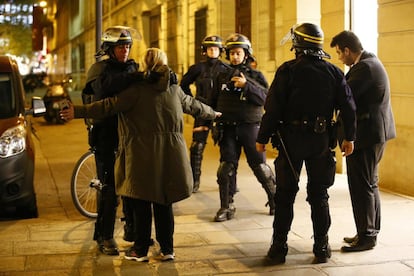 Miembros de la Policía francesa comprueban la identidad de dos transeúntes.