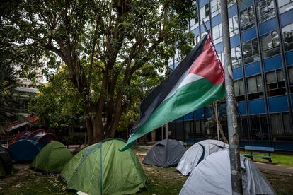 Acampada en los jardines de la facultad de Filosofía de Valencia.