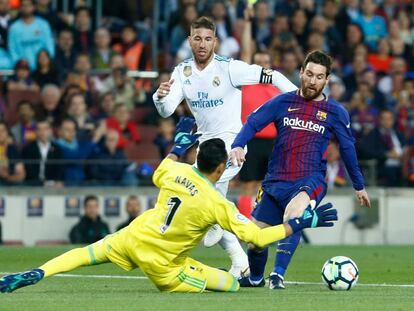 Messi enfrenta a Keylor Navas en un partido de la Liga, en el Camp Nou.