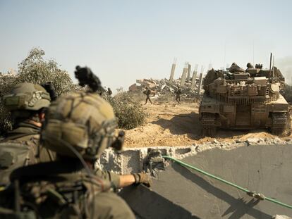 Tanques y militares israelíes en un lugar no precisado de Gaza, en una imagen cedida por el ejército israelí, el 18 de abril de 2024.