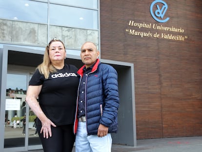 Jéssica y Fredy, padres de Ernesto, este miércoles en el exterior del hospital público Valdecilla donde está ahora su hijo.