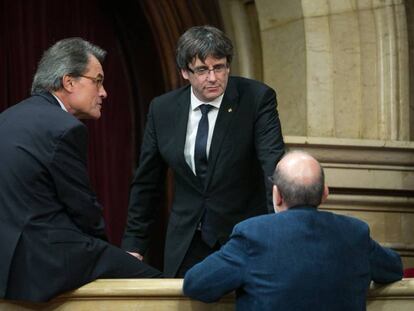 Carles Puigdemont, amb Artur Mas, dimarts al Parlament.
