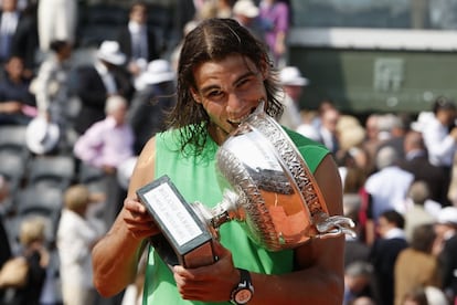 Rafael Nadal muerde el trofeo que le acredita como campeón del torneo de tenis Roland Garros 2008, disputado en París (Francia), por cuarta vez consecutiva, tras derrotar en la final a Roger Federer por 6-1, 6-3, 6-0.