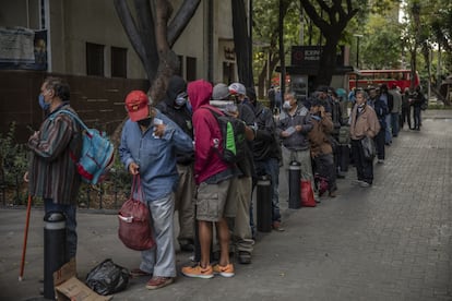 Un grupo de personas desempleadas hace fila para recibir alimentos de forma gratuita en Ciudad de México.