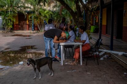 Un hombre se registra para entrar a un encuentro entre jóvenes del barrio Las Palmeras y candidatos a la Alcaldía de Cartagena, el 14 de octubre.