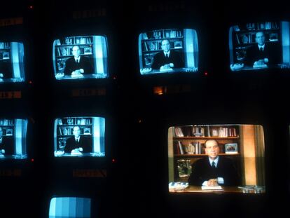 Monitores de la RAI durante la difusión del mensaje en el que Berlusconi anunciaba su entrada en política, el 26 de enero de 1994.