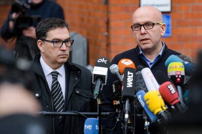 Los abogados de Carles Puigdemont, Jaume Alonso-Cuevillas (a la izquierda) y Gonzalo Boye, tras la detención del 'expresident' en Alemania en 2018.