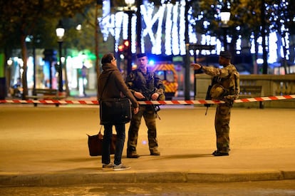 Dos soldados impiden el paso a un transeunte cerca de la zona del tiroteo.