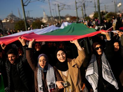 Decenas de miles de personas se reúnen en el puente Gálata de Estambul para protestar por los ataques de Israel a Gaza, este lunes.