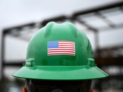 Un obrero exhibe una bandera de EE UU en su casco durante las obras de ampliación del aeropuerto de Los Ángeles. el pasado 17 de enero.