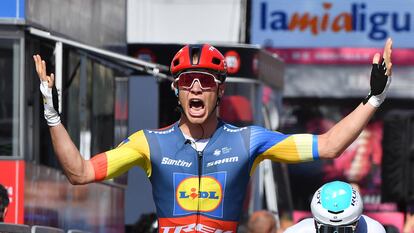 Jonathan Milan celebra su victoria en la cuarta etapa del Giro de Italia.
