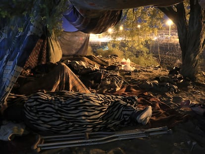 Grupos de migrantes acampados el 29 de mayo cerca del muro fronterizo de Ciudad Juárez (México).