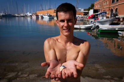 El pescador Joan Martorell, que va trobar una dent de tauró blanc quan treballava a la costa de Mallorca.