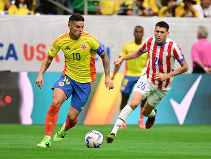 James Rodríguez conduce el balón en el partido de la Copa América frente a Paraguay, en el NRG Stadium de Houston.