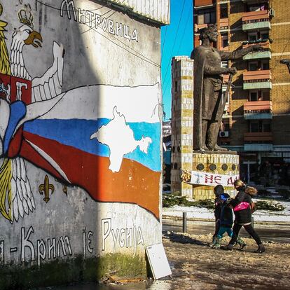Mural en el norte de Mitrovica con el mensaje "Kosovo es Serbia, Crimea es Rusia",  el pasado lunes.