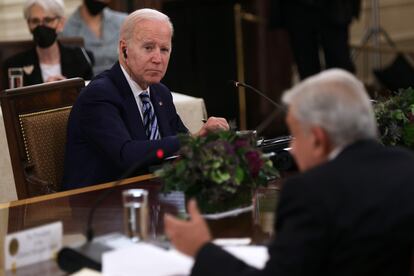 Biden escucha a López Obrador durante la IX Cumbre de Líderes de América del Norte