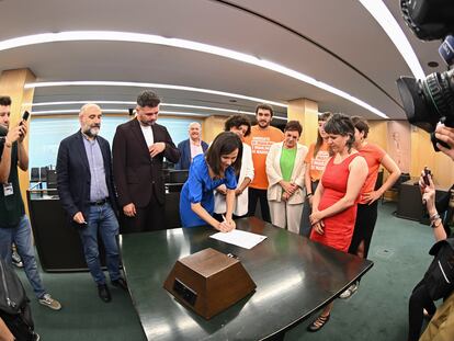 Portavoces de varios partidos de izquierda y representantes de los sindicatos de inquilinos, este jueves en el Congreso.