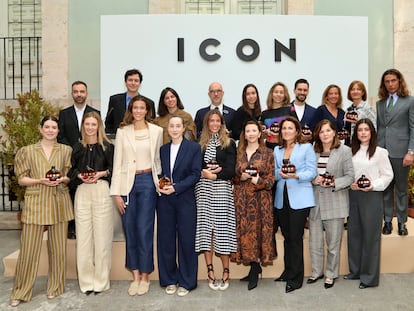 Foto de familia de todos los premiados en la gala de los IV Premios ICON de Fragancias Masculinas.