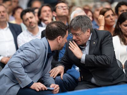 Carles Puigdemont (derecha) y Toni Comín, el pasado 7 de junio durante un mitin de Junts en Colliure (Francia).