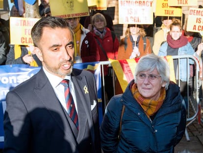 La exconsejera de Educación catalana Clara Ponsatí, junto a su abogado a las puertas de una comisaría de Edimburgo (Reino Unido).