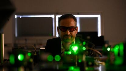 Javier Prior observes a quantum system developed as a precision sensor at the University of Murcia.