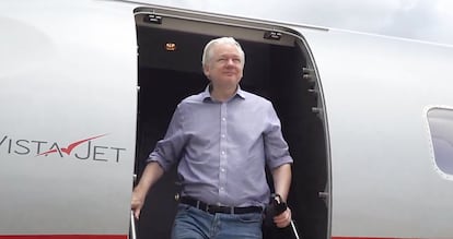 Julian Assange, este martes a su llegada al aeropuerto de Bangkok (Tailandia). 
