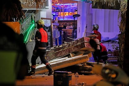 Personal de emergencias trabajan en los alrededores del edificio derrumbado, este jueves en la Playa de Palma (Mallorca). 