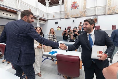 El popular Fernando López Miras saluda al portavoz de Vox en Murcia, José Ángel Antelo, al finalizar la primera sesión del pleno de su investidura, en septiembre de 2023. 