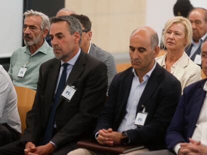 Los actores Imanol Arias (a la izquierda, detrás) y Ana Duato (derecha, detrás), en el banquillo de los acusados del juicio Nummaria que se celebra en la Audiencia Nacional.