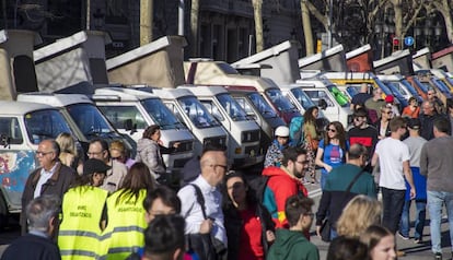 Furgonetas que tienen vetado circular por Barcelona, en el paseo de Gràcia, en una protesta en 2020.