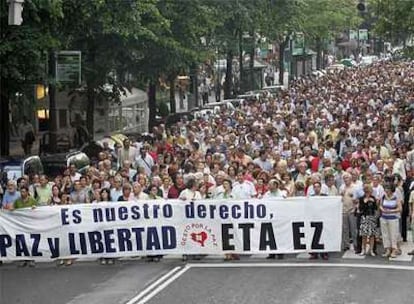 Aspecto de la manifestación de Gesto por la Paz ayer por la Gran Vía de Bilbao.