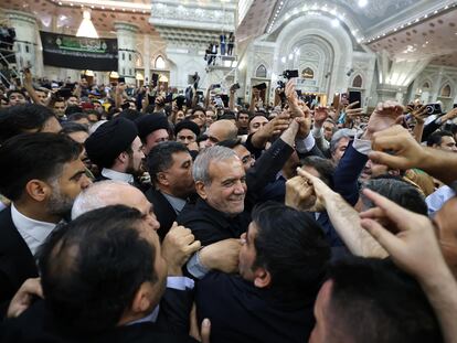 El presidente electo de Irán, Masud Pezeshkian, celebra su victoria con simpatizantes en el santuario de Jomeini en el sur de Teherán, el 6 de julio.