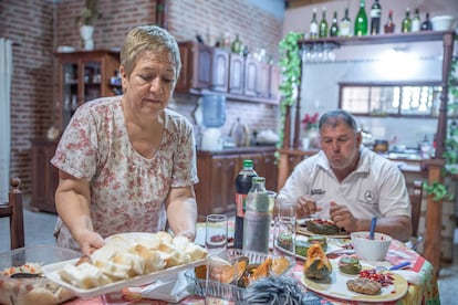 Cuando a Jorge, el esposo de Griselda Ruiz, le diagnosticaron cáncer de riñón, el médico le preguntó si vivía en una zona rural, pues lo consideraba un factor de riesgo. Un domingo, relata, habían hecho fideos caseros, pusieron la mesa y, cuando llegó el avión, lo taparon todo. Antes de que terminaran de comer, el hijo y su esposa vomitaron. "Puedes oler el veneno, está en todas partes", se queja Ruiz.