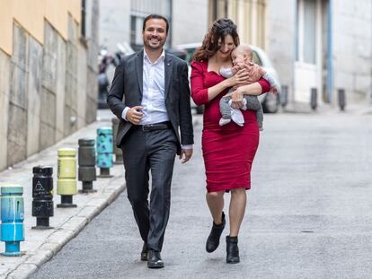 Alberto Garzón, junto a su esposa y uno de sus hijos, en junio.