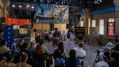 Personas privadas de su libertad de la cárcel de Acacías presentan la obra de teatro 'El gran encuentro con la paz', en el departamento del Meta, el 6 de mayo.
