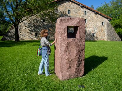 La directora Dea Kulumbegashvili, el pasado miércoles en el Chillida Leku, ante 'Lo profundo es el aire. Estela XII'.