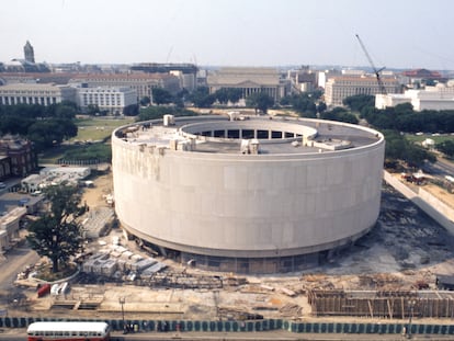 El museo Hirshhorn durante su proceso de construcción, en junio de 1973, un año antes de su inauguración.