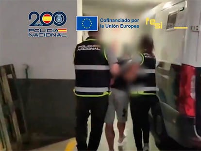 Detención en Marbella de uno de los fugitivos de Polonia que se enfrenta a una pena de prisión de más de 50 años, en una imagen distribuida por Policía Nacional.